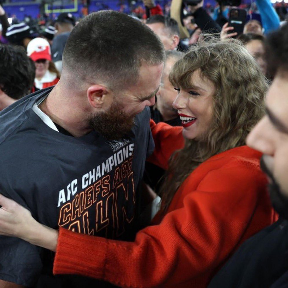 Taylor Swift Hugs Travis Kelce after game