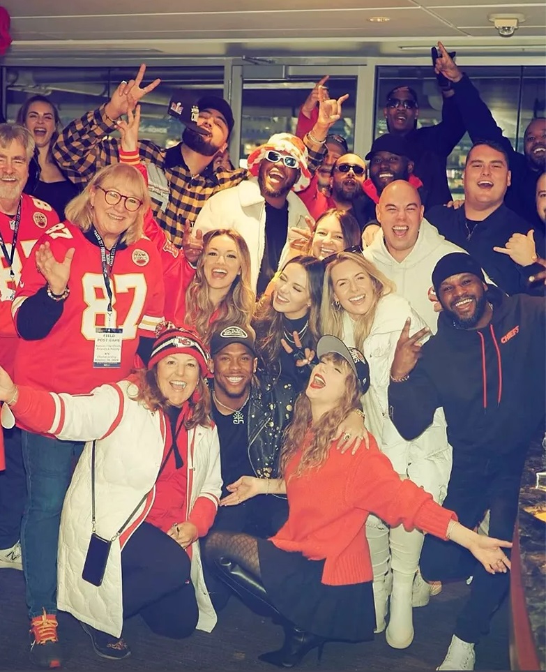 Taylor Swift took Pictures with families and friends Chiefs VS Ravens Game